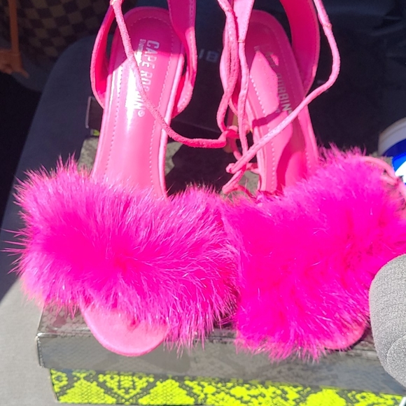 HEELS - Picture 3 of 4